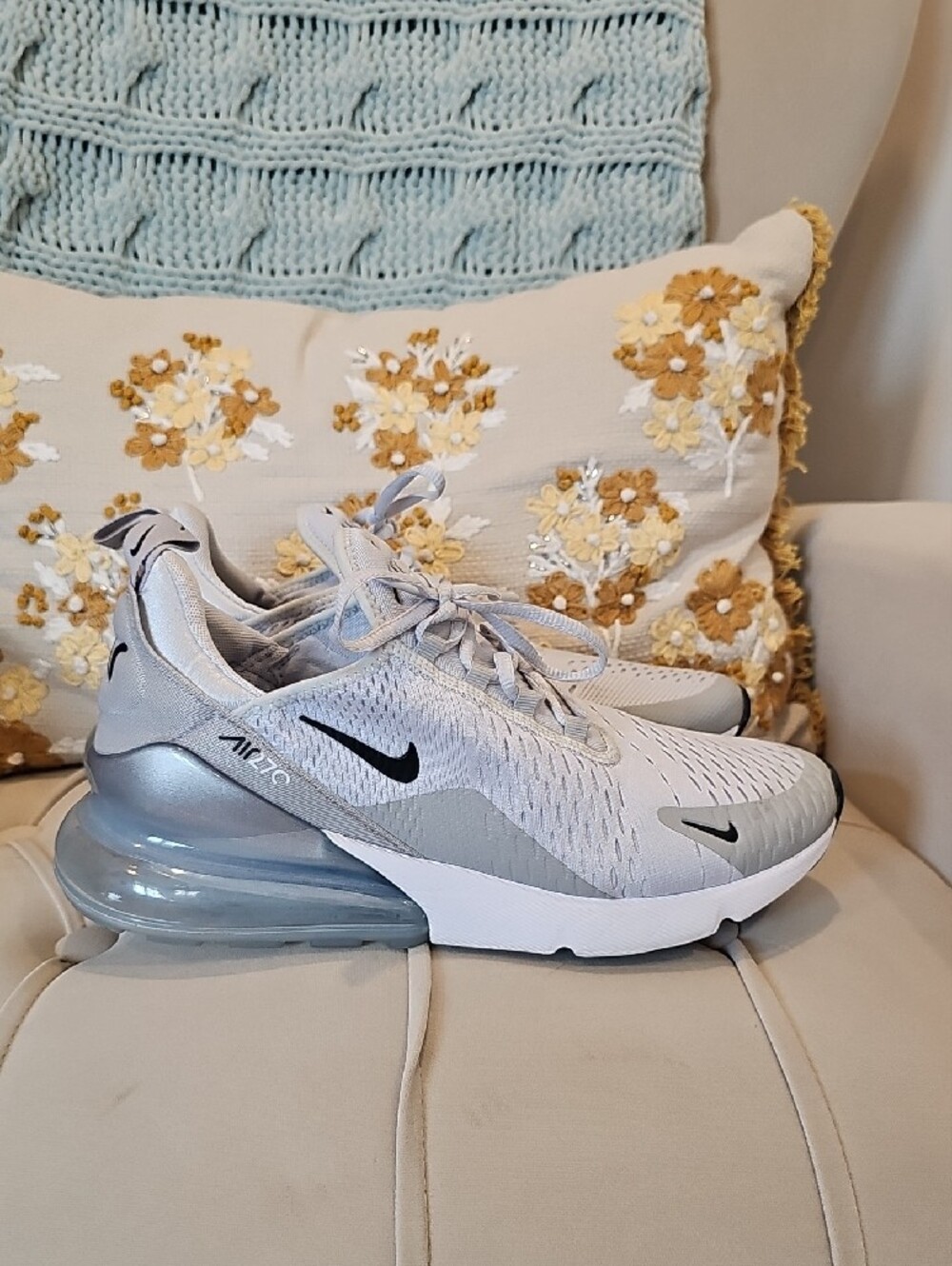 Nike Air 270 Women’s Athletic Shoes in Light Gray and White - Picture 2 of 5